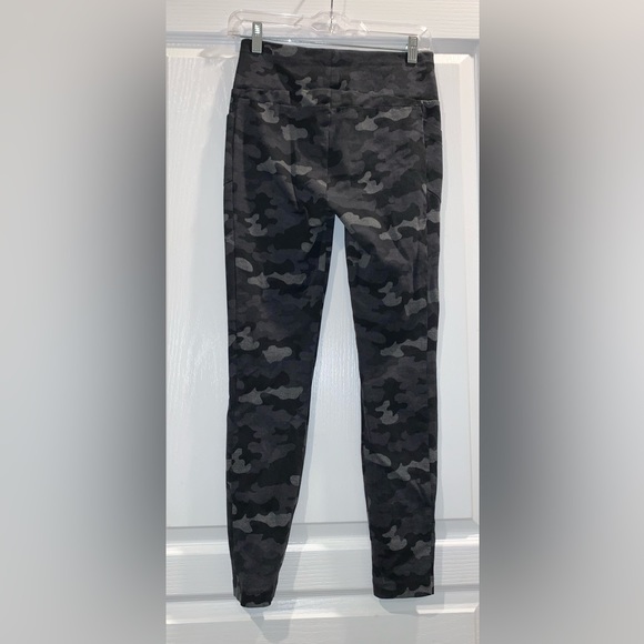 CABI CAMO Leggings pants iPhone side pocket women’s size small S - Picture 2 of 12